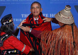 Lynn Malerba ’15 DNP (left) helps drape President Barack Obama in a blanket at the White House Tribal Nations Conference in 2016. Photo credit: Pete Souza.